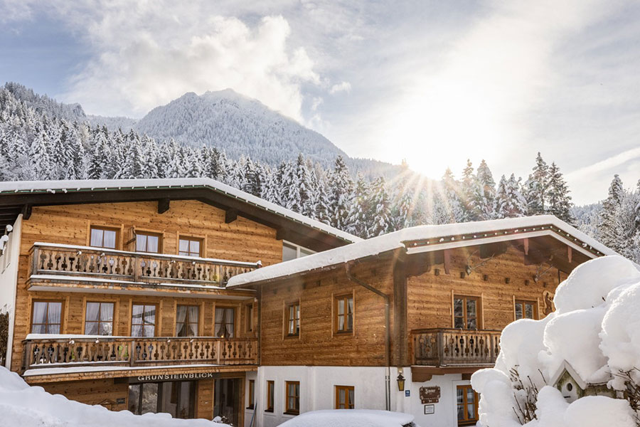 Haus_Vorne_Sonne.jpg